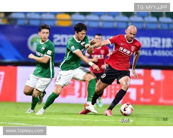 助理裁判职责全解析：界外球与越位判罚的关键细节