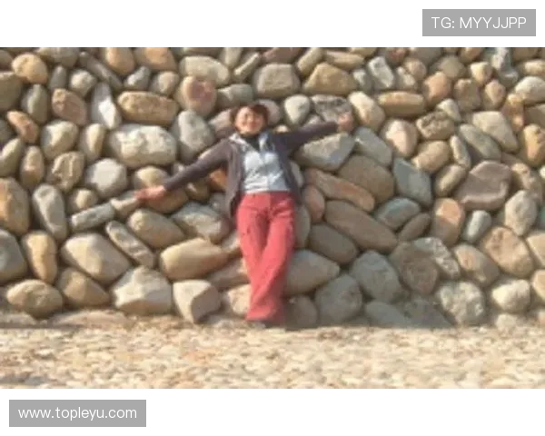 季丽萍穿得比明星还讲究，这身价到底藏了多少秘密？