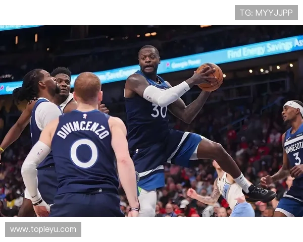 朱利叶斯·兰德尔篮下强打效率提升显著 拉开季后赛内线优势