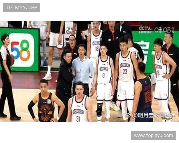 拉人犯规为何有时不吹？裁判的判罚尺度解析